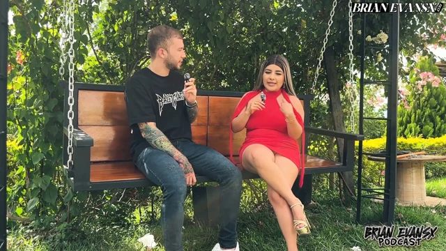 Kolombiyalı sarışın Naty Delgado, açık havada seksle sona eren bir podcast'e sahip - Brian Evansx