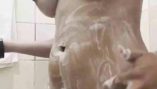 Brezilyalı kız çıplak banyo yapıyor