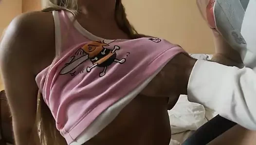 Başka bir dünyanın sarışın genç kız