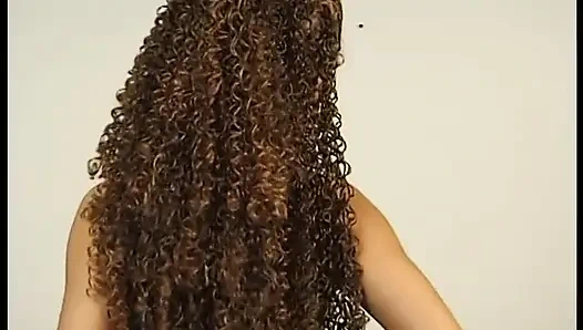 Ateşli kız bizim için soyunuyor ve mastürbasyon yapıyor