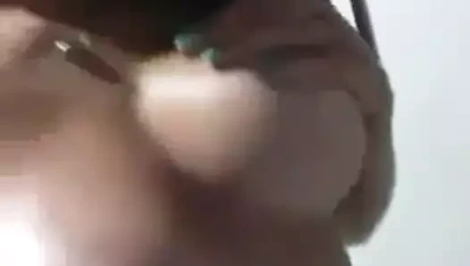 Ateşli esmer memeler