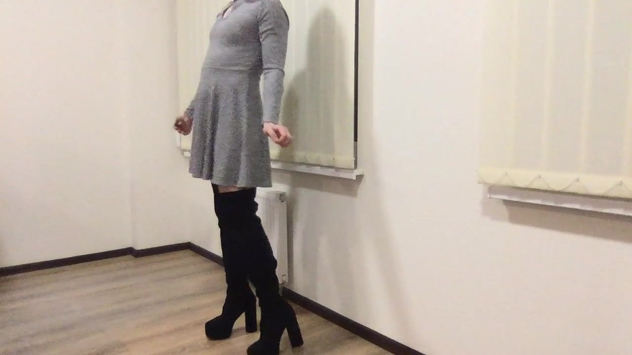 Kız öğrenci elbisesi ve yüksek diz üstü çizmeler