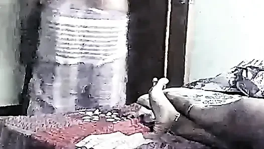 Ateşli Hintli yenge elbise değiştirme amcığı yarak emiyor ve sikişmeye hazır