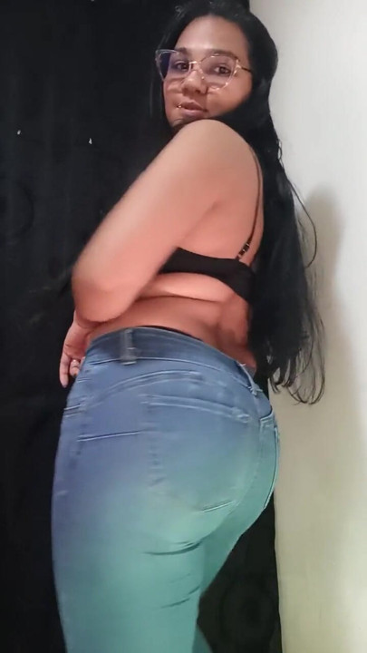 Orta yaşlı seksi kadının kamerada şehvetli olmasının nasıl bir şey olduğunu biliyor musun? | Klip 1