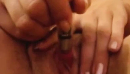 Karısı mini vibratör-güzel orgazm kasılmaları ile oynuyor.