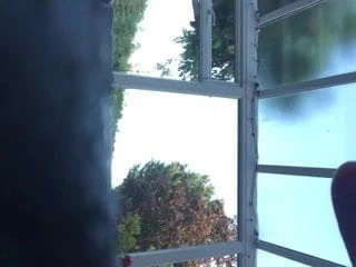 Kirli ev kadını bizim için yayılır