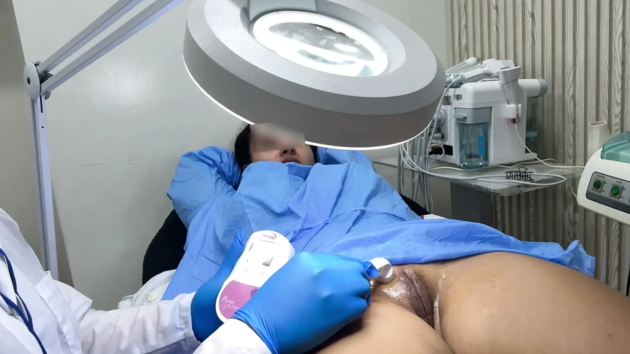 "Rahatla ve bacaklarını iyice aç"... ve doktor sonunda beni sikti