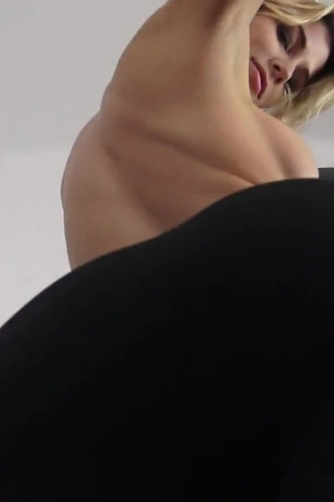 Фигуристая тряска задницей и в видео от первого лица сидение на лице в черных леггинсах и блестящем спандексе леггинс Bei Большая жопа амазонки Amanda.