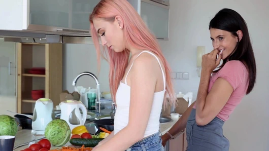 Kız arkadaşımın üvey annesi tarafından baştan çıkarılıyor - s13:e10