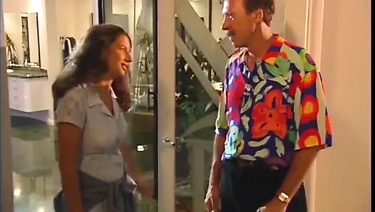 Asyalı seksi kız banyoda sikilmeyi seviyor