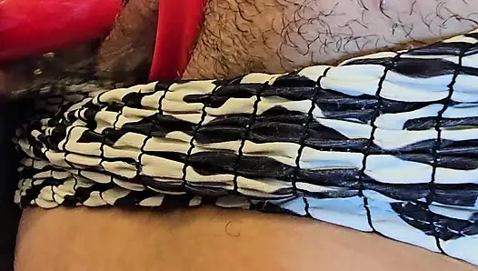 Ateşli sarışın orta yaşlı seksi kadın yalayan oyuncağı emerken orgazm oluyor harika orgazm