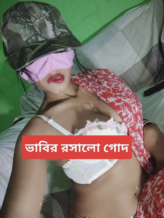 Solo Hintli kadın göğüsleriyle oynuyor ve mastürbasyon yapıyor