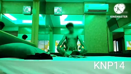 Ona bunun uçup yalamak olduğunu söylüyorum