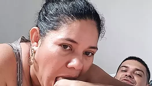 Ona sütlü bir çaydanlık veriyorum