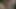 Büyük oyuncak ile kam üzerinde düzgün vücutlu bebek
