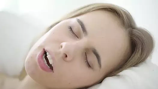 Büyük meme uçları, sıkı ıslak kedi ve sıcak bir yapay penis