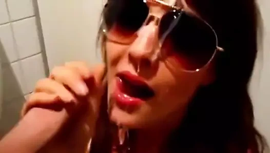 Kolezanka z klasy obciaga mi w szkolnej lazience