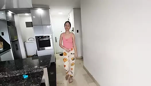 Üvey baba üvey kızının amını cum ile doldurur