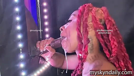 Gırtlağına kadar büyük zenci yarağı alıyor