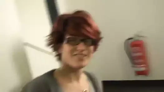 Deutsche.. MILF fingert sich im Hotel und wird angewichst