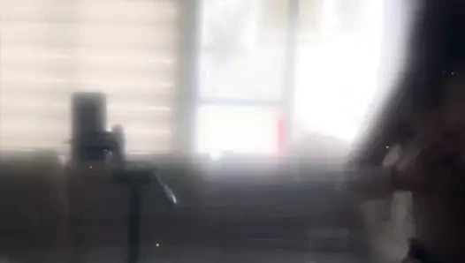 Bir video çekiyordum ve kapalı tv ekranındaki yansımanın gerçekten çok şehvetli olduğunu fark ettim...