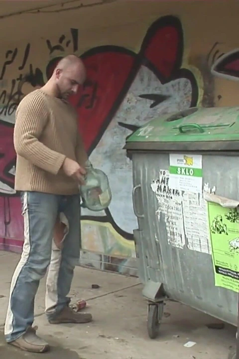 Kat Lee ve Kit Lee üçlü grup seks sırasında birbirlerinin sikişmesini ve emmesini izliyor