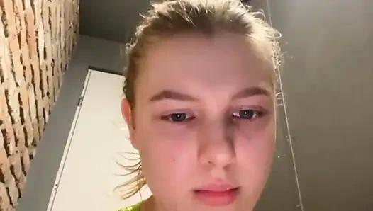 Herkesin içinde mastürbasyon. Dildoya bin. Anal sikiş