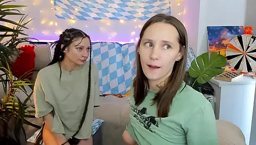 Öğretmen öğrencileri ek bir ders için evine çağırdı ve sınav yerine lezbiyen gösterisi yaptı