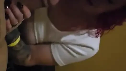 Tombul orta yaşlı seksi kadın şişman bir yarağı emiyor ve her yerine salya akıtıyor