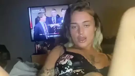 Bakire götlü gotik oyuncak doğru yere yavaşça ve sabit bir şekilde çarptığı için inlemeyi bırakamıyor