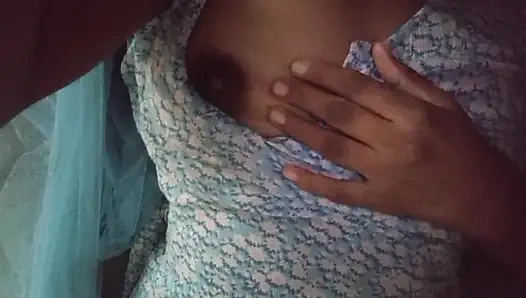 Sri Lankalı kadın orgazm olana kadar görüntülü görüşme yoluyla partnerini baştan çıkarıyor sadece büyük göğüsler ve ıslak amcıkla aşk