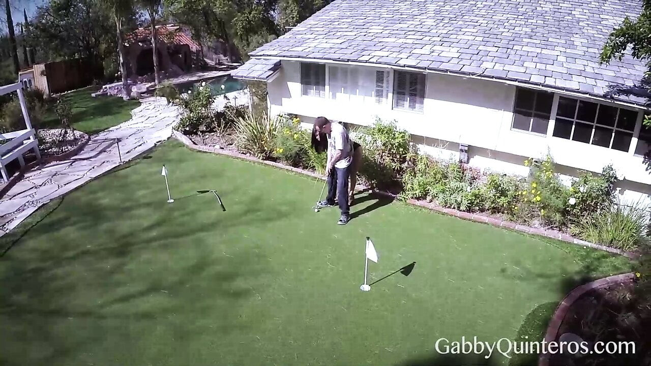 İri göğüslü Gabby Quinteros azgın golf hocası tarafından sikiliyor!