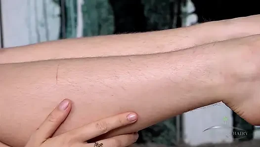 Ultra kıllı kayısı pitts spor kıyafetlerini çıkarıyor! Gür çukurlar, kıllı bacaklar ve büyük kıllı amcık geniş açıyor