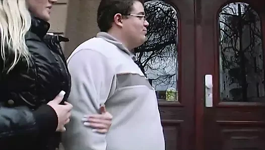 Sarışın sürtük sevişmek için çıra randevusuna gidiyor!