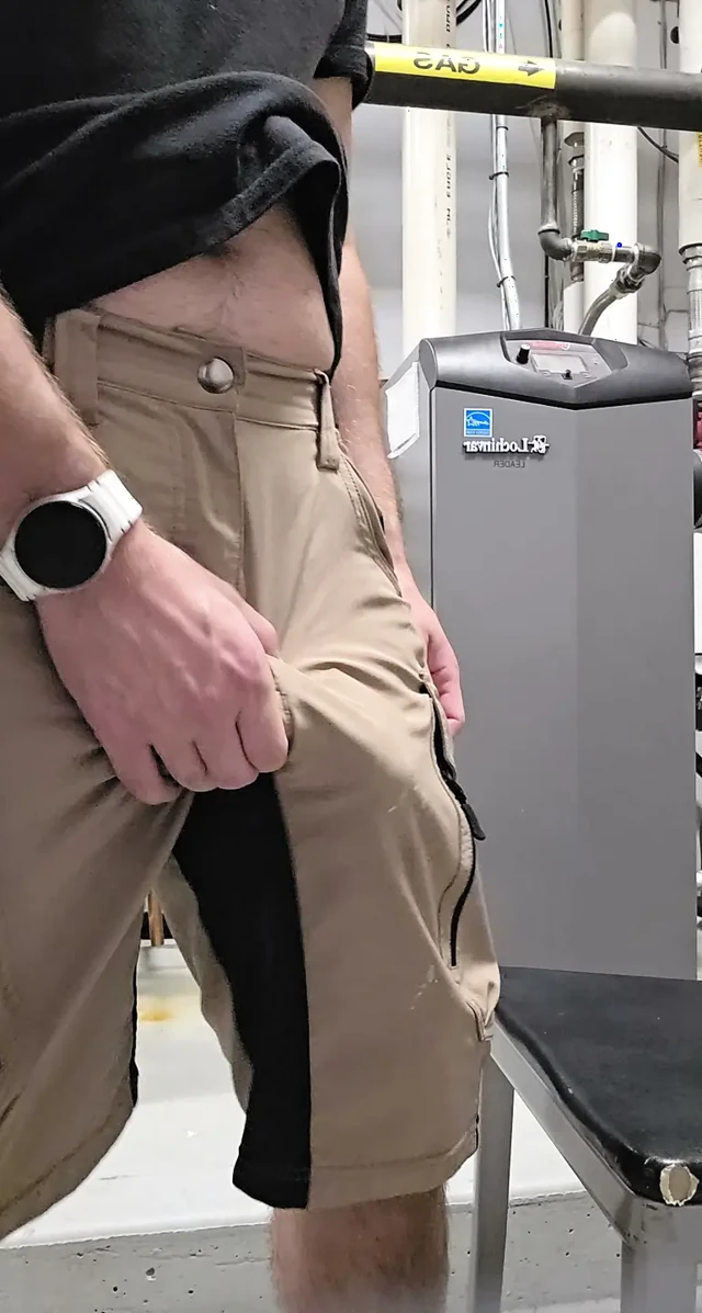 Seksi iş arkadaşı büyük kalın sikini sıvazlarken yakalandı