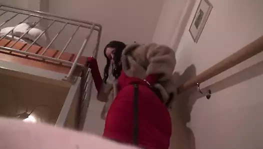 Köle joschi kirli ayakkabılarını ve merdivenleri yalamak zorunda