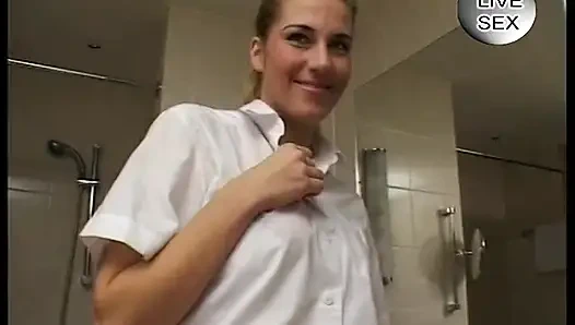 Büyük memeli güzellik banyoda ıslak amını oyuncak yapıyor