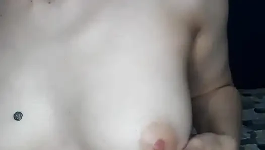 Seksi hatun küçük bir dildoyla götten sikişiyor