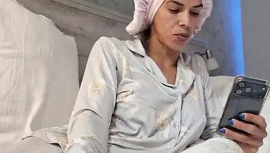 İyi bir shemale evinde penisini gösteriyor