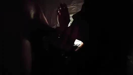 Karanlıkta sigara içen oral seks