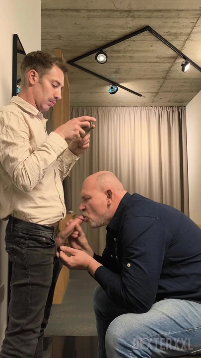 Thomas genç seksi arkadaş babacığını emdiriyor