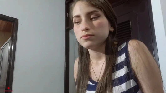 Masum yüzlü üvey kız kardeşim bana harika bir oral seks yapmasına izin vermemi istiyor