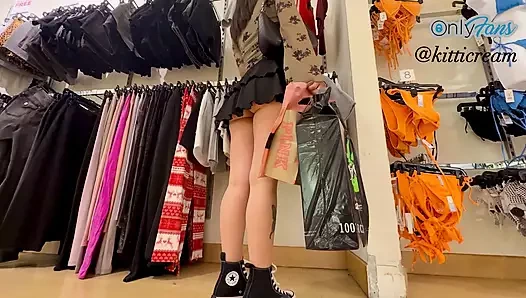 Yabancı genç kızı alışveriş merkezinde takip ediyor