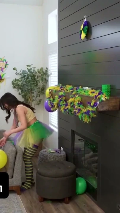 Minik Asyalı Lulu Chu Mardi Gras'ı Kutlarken Dev Yarağı Her Pozisyonda Alıyor - Exxxtra Small | Bölüm 1