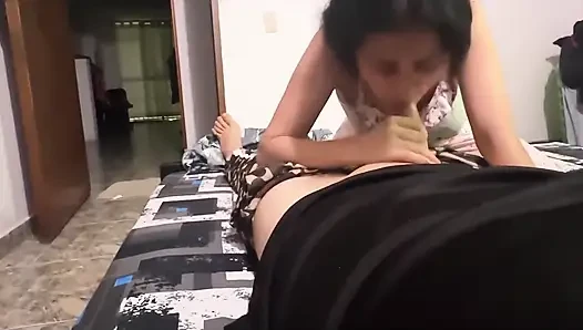 Üvey kız kardeşim yarağımı emiyor, böylece ona dışarı çıkma izninde yardım edebilirim