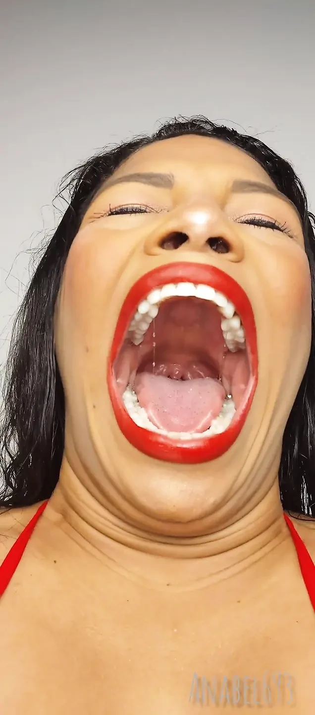 Esniyor ve salya akıtıyor