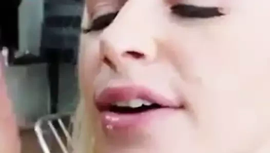 Güzel dağınık yapışkan yüze boşalma