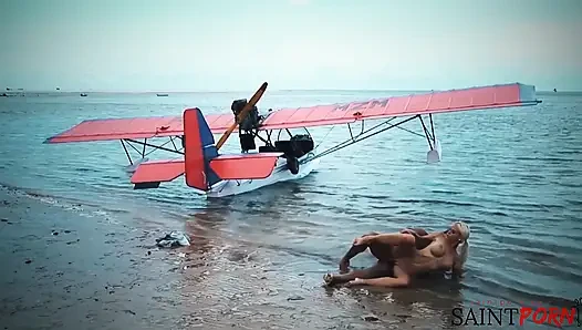Caylian Curtis tenha bir ada plajında bir pilotla sikişiyor