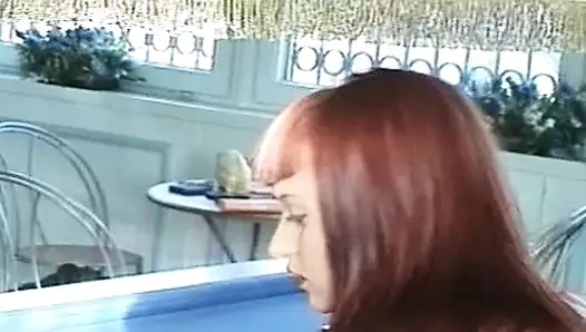 Muhteşem Fransız kızlar barda büyük yarağı paylaşıyor