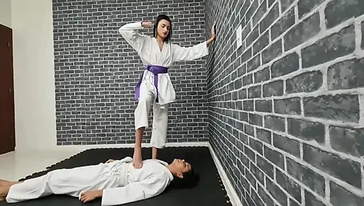Karate dövüşü Amanda Nataly'ye karşı - model ayaklarla güç tekmeliyor
